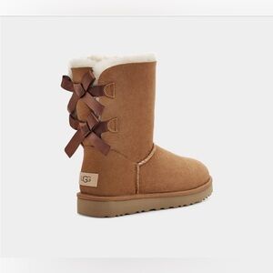 Ugg Bailey Bow - size 7